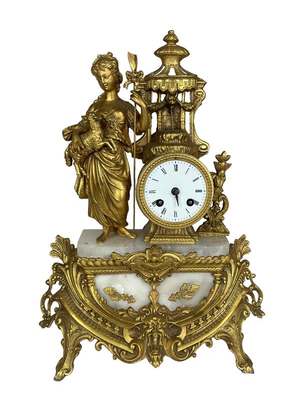 Orologio d'appoggio a pendolo in antimonio dorato e alabastro