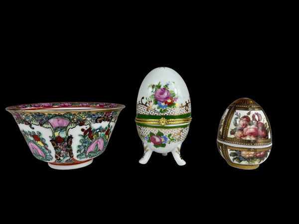 Lotto di tre porcellane  (seconda metà XX secolo)  - Auction Antique and Modern Furnishings - Web Only - DAMS Casa d'Aste