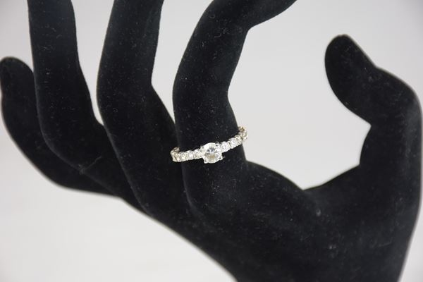 Anello in oro bianco modello Eternity