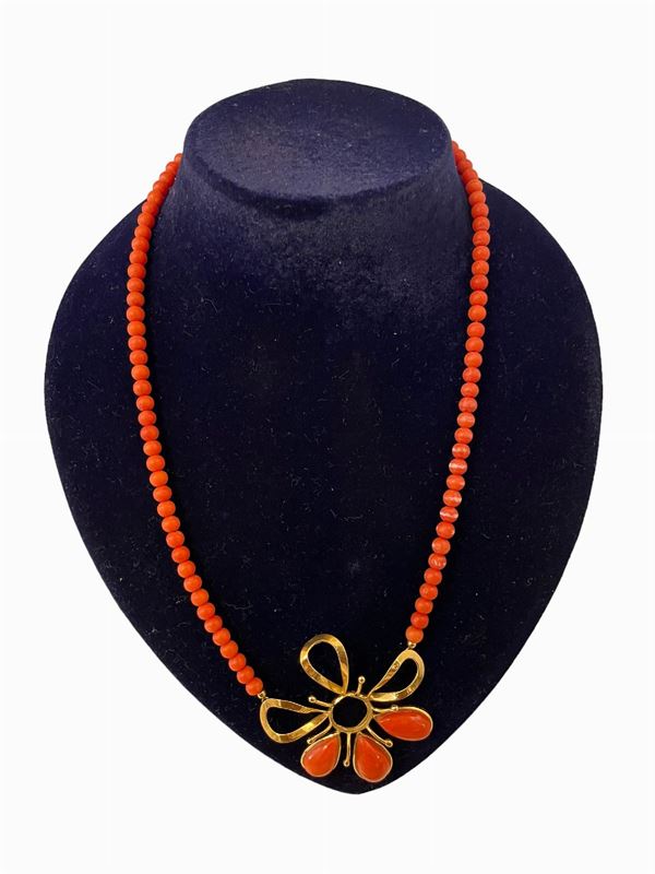Collana in oro giallo e corallo rosso