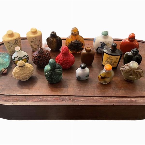GRUPPO DI 18 SNUFF BOTTLES