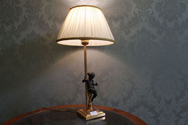 Quattro lampade d'appoggio ad una luce