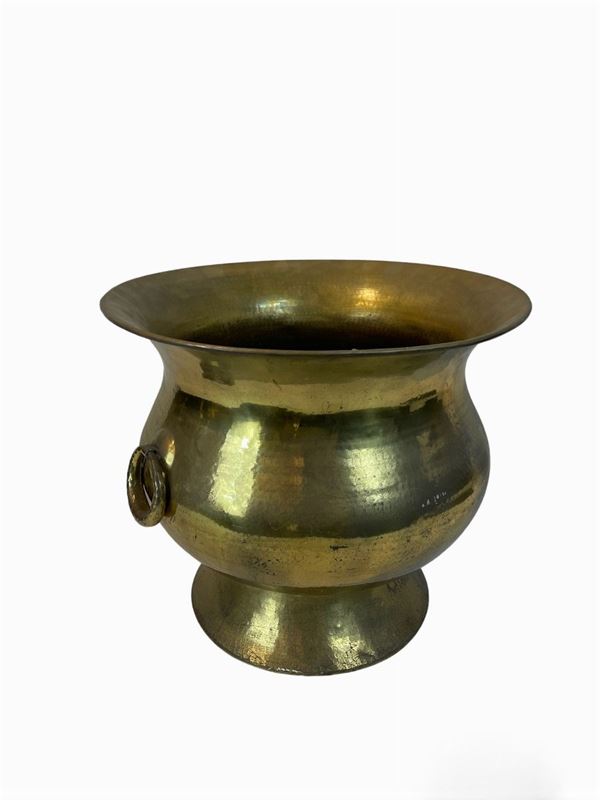 Grande cashepot in ottone martellato