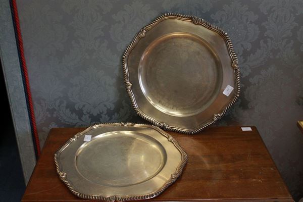 Coppia di vassoi tondi  - Auction Furnishings and supplies from Hotel Aldrovandi Villa Borghese in Rome and other properties - DAMS Casa d'Aste