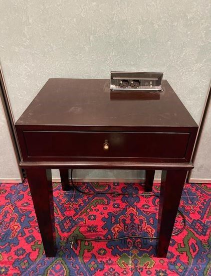 Coppia di comodini a un cassetto
