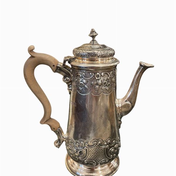 Caffettiera sbalzata con manico centinato