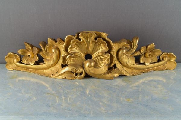 Fregio in legno dorato e scolpito a fiori e conchiglia