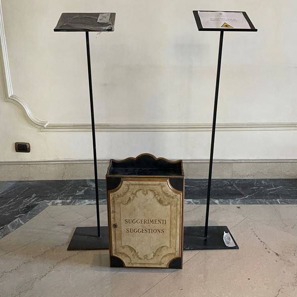 Coppia di Leggii e cassetta dei suggerimenti  - in acciaio trattato/verniciato - Asta Arredi antichi, Design e Decorazioni Dell'Hotel Aldrovandi Villa Borghese e Altre Committenze Private - Parte 2 - DAMS Casa d'Aste