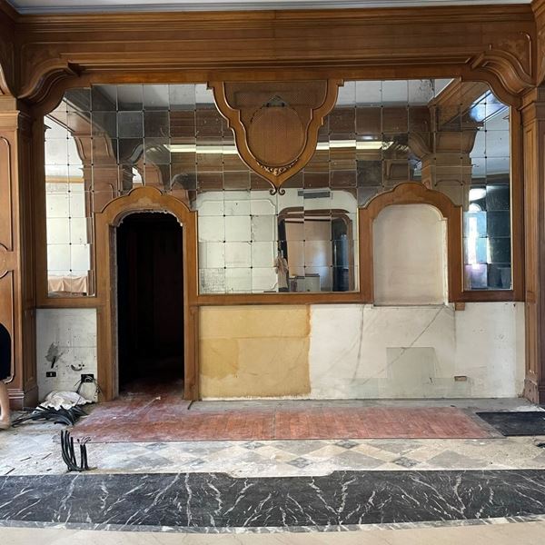 Pareti con boiserie e specchi
