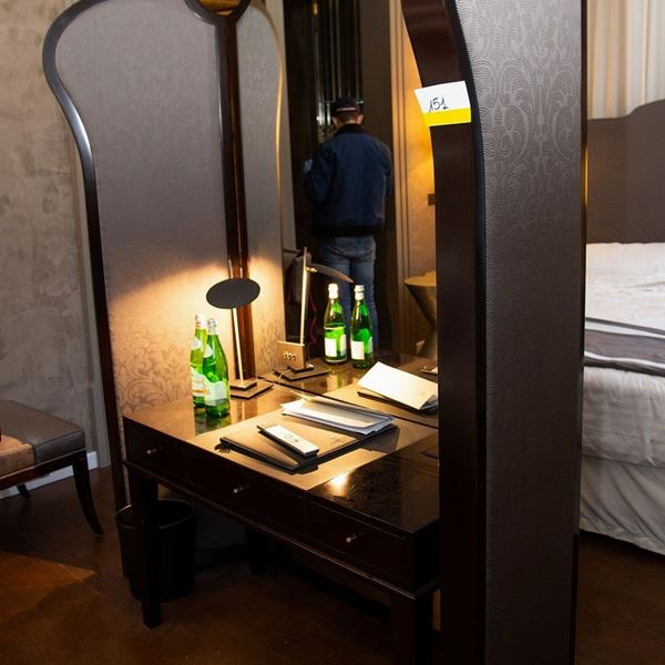 Pannello Separe' con specchio e tv  (Francia, XXI secolo)  - Asta Arredi antichi, Design e Decorazioni Dell'Hotel Aldrovandi Villa Borghese e Altre Committenze Private - Parte 2 - DAMS Casa d'Aste