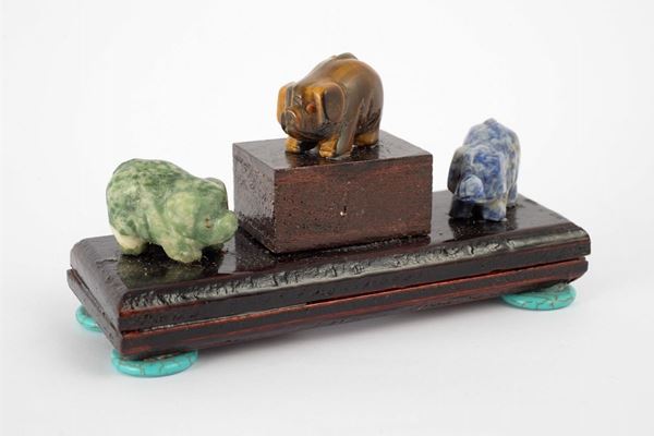 Gruppo di tre sculture raffiguranti animali 