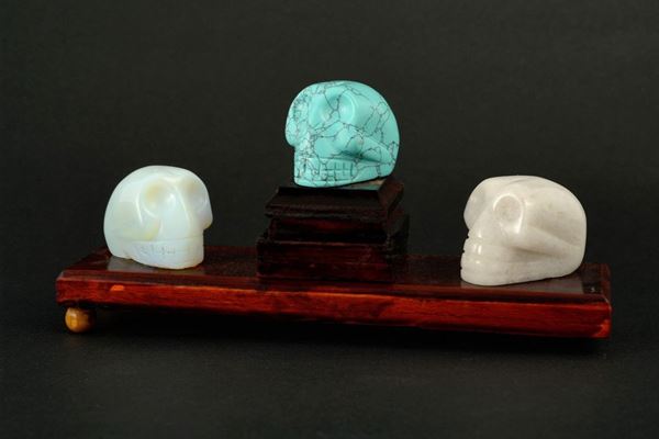 Gruppo con tre sculture raffiguranti teschi 