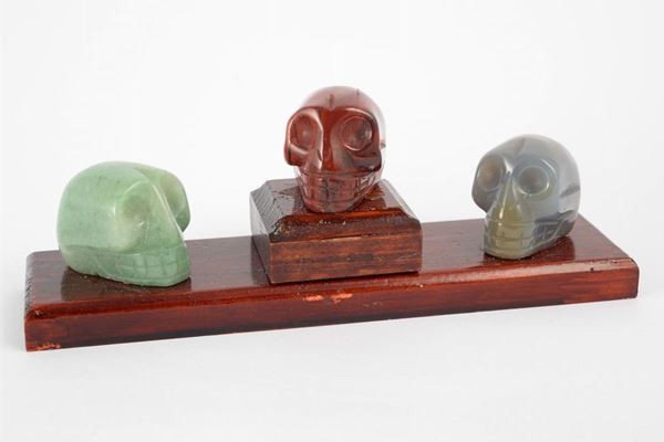 Gruppo con tre sculture raffiguranti teschi