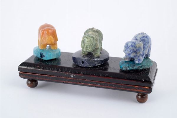 Group with three sculptures depicting animals