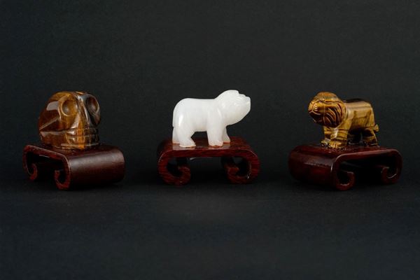 Lotto di tre sculture raffiguranti leoni ed un teschio