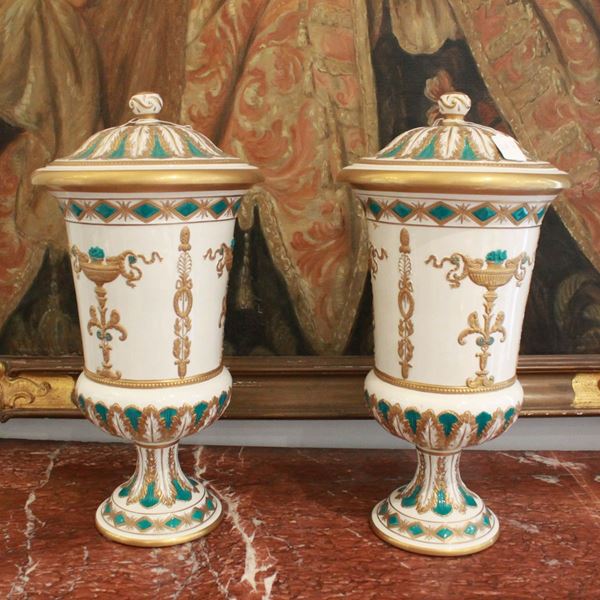 Coppia di potiches con coperchio