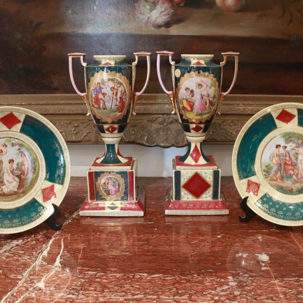 Lotto di 4 elementi in porcellana policroma
