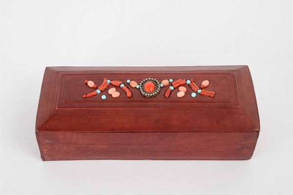 Scatola in cuoio con applicazioni in corallo e pietre dure