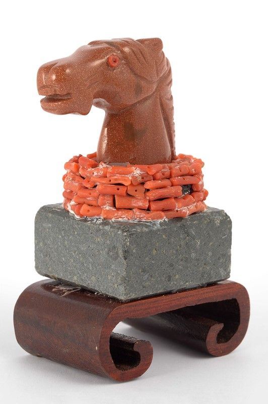 Scultura raffigurante testa di cavallo