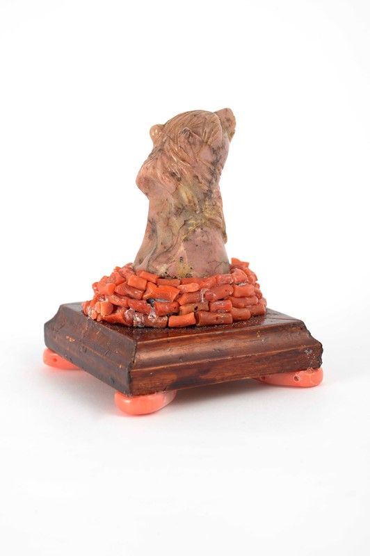 Scultura raffigurante orso