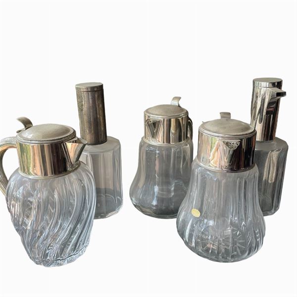 Miscellanea di caraffe in cristallo e metallo argentato