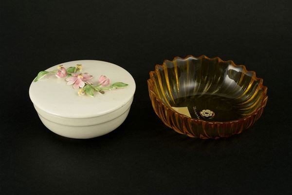 Lotto di una scatola in porcellana Capodimonte ed una ciotola in vetro di Murano
