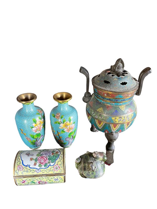 Miscellanea di 5 oggetti in metallo cloisonné