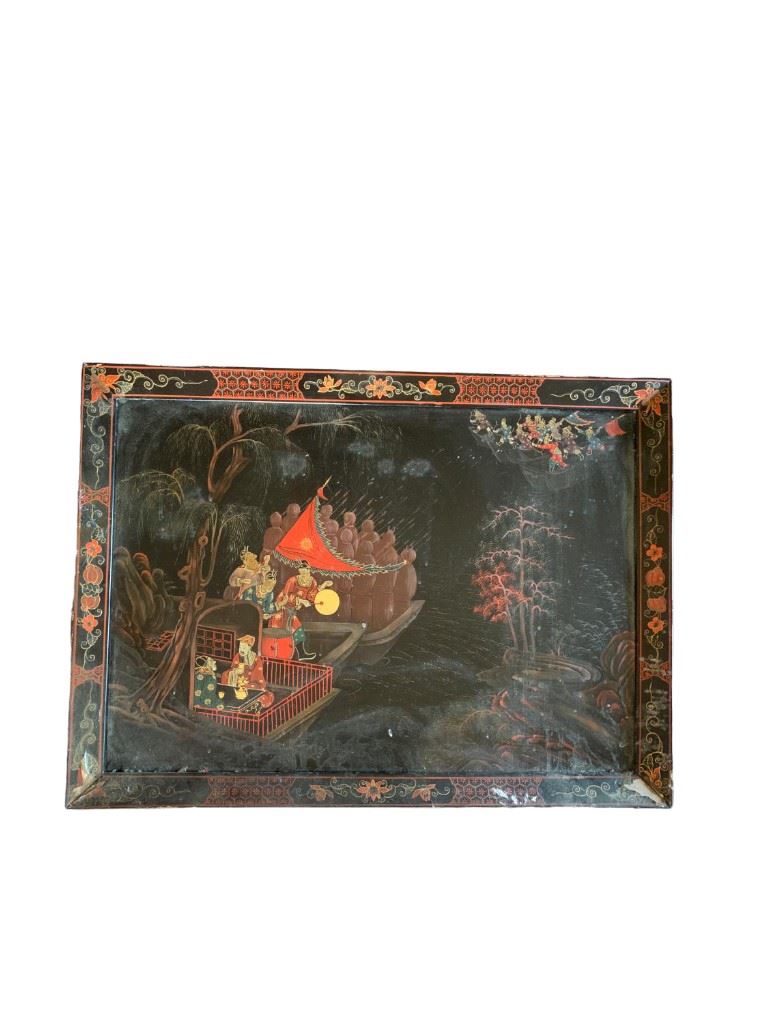 Un Vassoio in Legno con Decorazioni