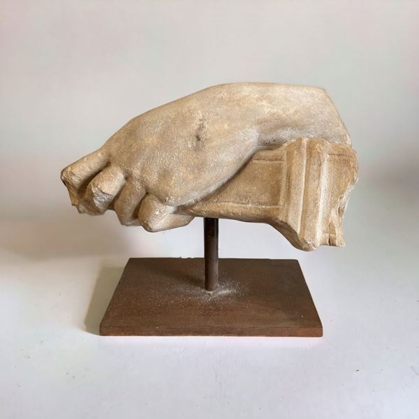 Frammento di una mano in marmo bianco