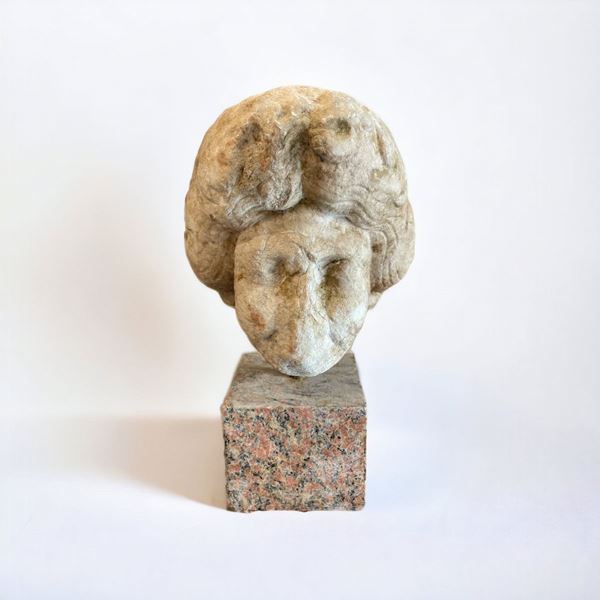 Frammento di volto femminile in marmo bianco