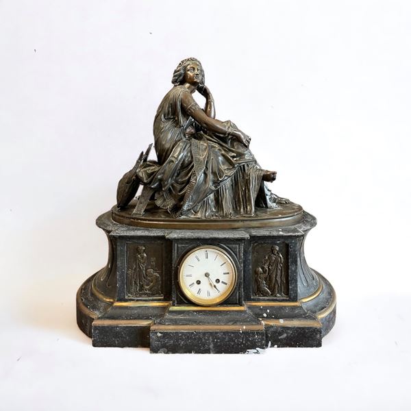 Grande orologio da tavolo in bronzo brunito