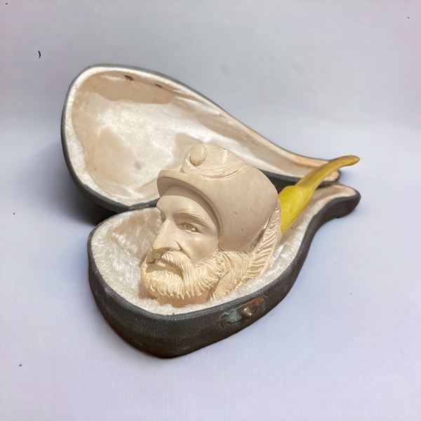 Una pipa con custodia  - Asta Asta a tempo / Brocantage natalizio - DAMS Casa d'Aste