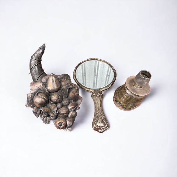 Set di 3 oggetti (specchio toeletta, zoccolo cavallo, cornucopia)