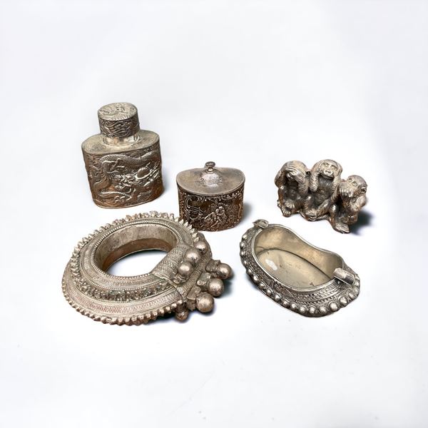 Lotto di 5 oggetti da vetrina in metallo argentato  - Auction Timed auction / Christmas brocantage - DAMS Casa d'Aste