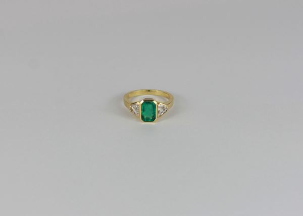 Anello con smeraldo e diamanti