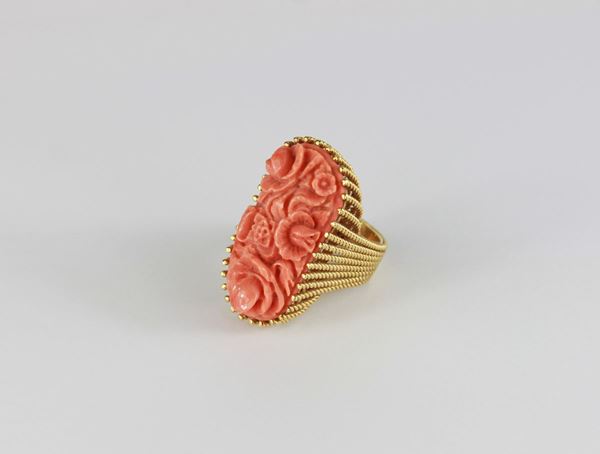 Anello con corallo