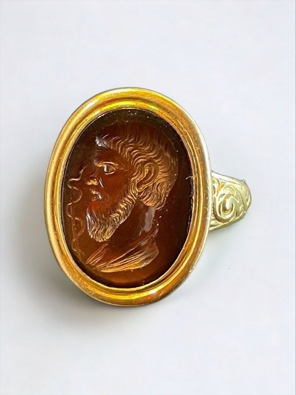 Anello con tormalina incisa a cameo