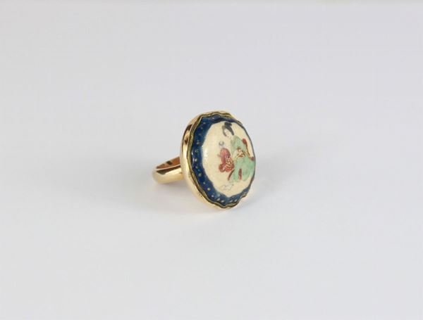 Anello con porcellana policroma con Geisha