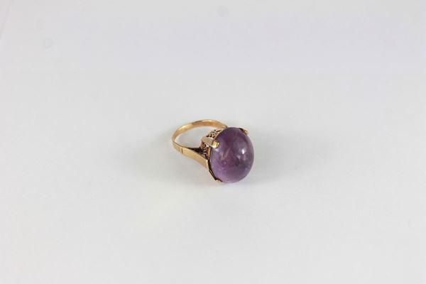 Anello con ametista cabochon