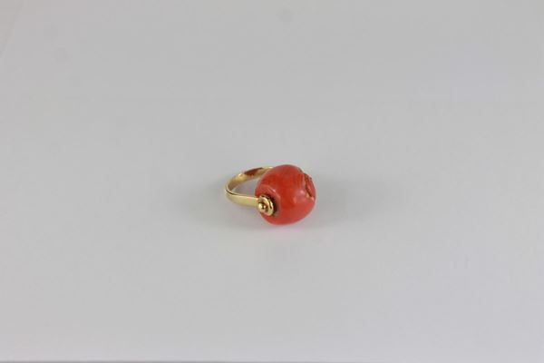 Anello con corallo barilotto
