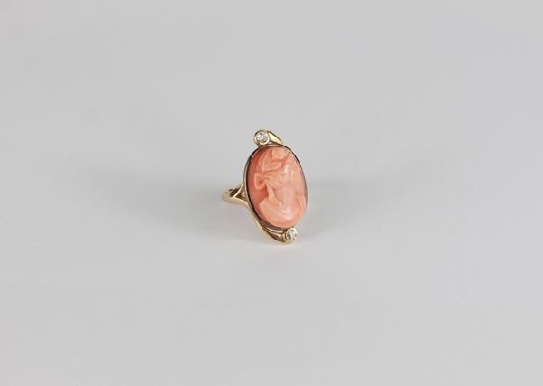 Anello con corallo inciso