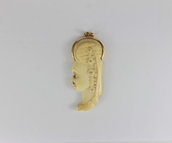 Ciondolo in osso scolpito  - Auction Asta a tempo / Gioielli, Orologi e Luxury - DAMS Casa d'Aste