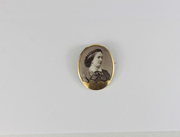 Spilla con volto femminile