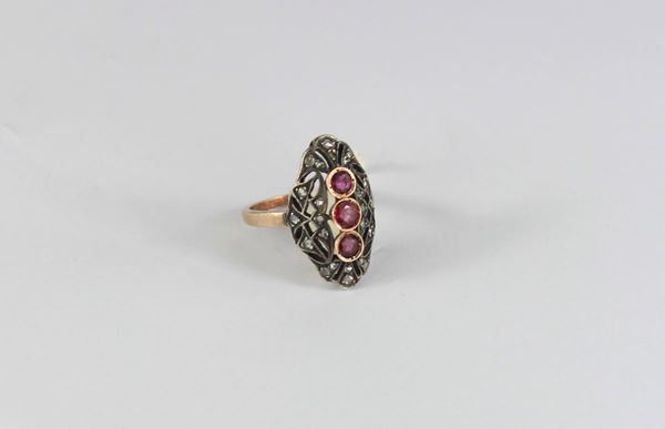 Anello in oro, argento, rubini e diamanti