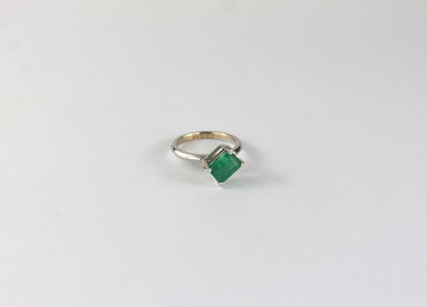 Anello con smeraldo