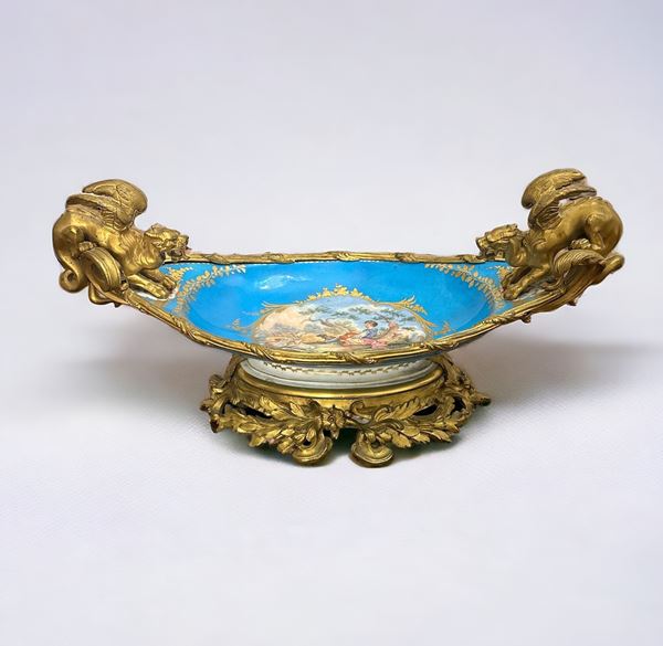 Alzatina in bronzo dorato e cesellato