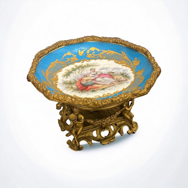 ALZATINA IN BRONZO DORATO E CESELLATO