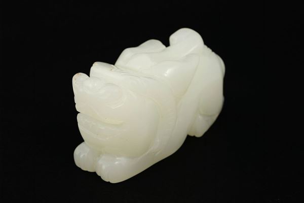 Scultura in giada bianca raffigurante Cane di Fo