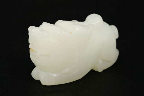 Scultura in giada bianca raffigurante cane di Fo