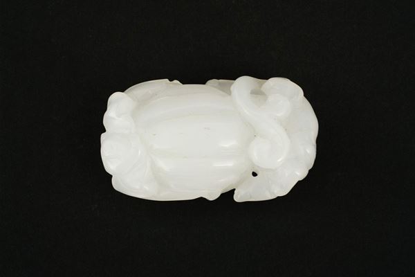 Scultura in giada bianca raffigurante mano di Buddha